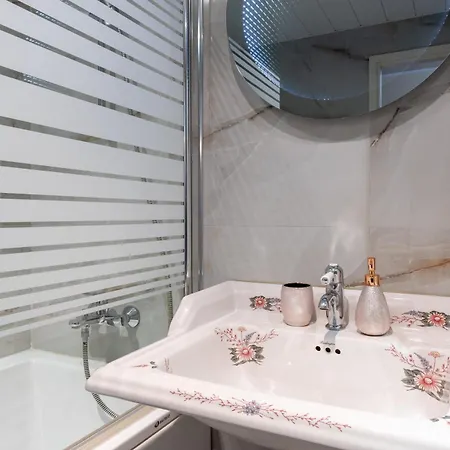 Padriku With A Balcony,near To Central,self Check In 24 7,free Parking