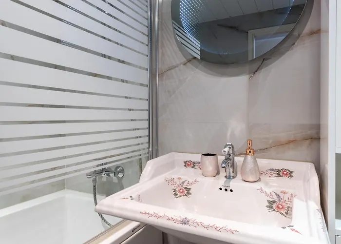 Padriku With A Balcony,near To Central,self Check In 24 7,free Parking